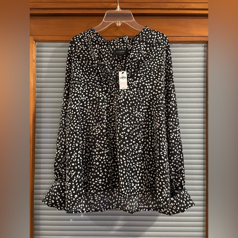 NWT Banana Republic Women’s medium black And White Blouse